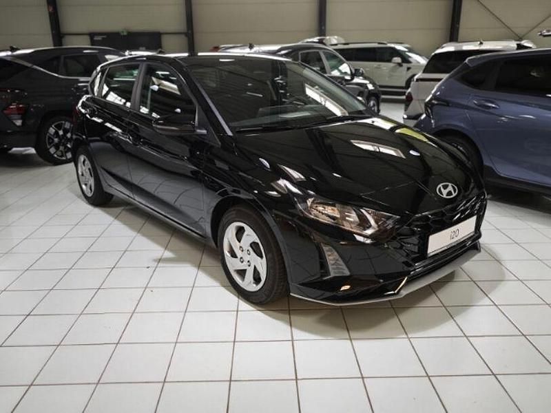 Neu Hyundai i20 Select 101 PS (74 kW) 2025 Schwarz Limousine