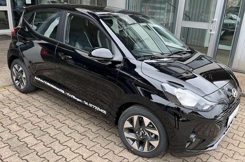 Phantom black / met Gebraucht 2024 Hyundai i10 Trend Kleinwagen | 16.600 € (Fairer Preis) - Bild 1/4