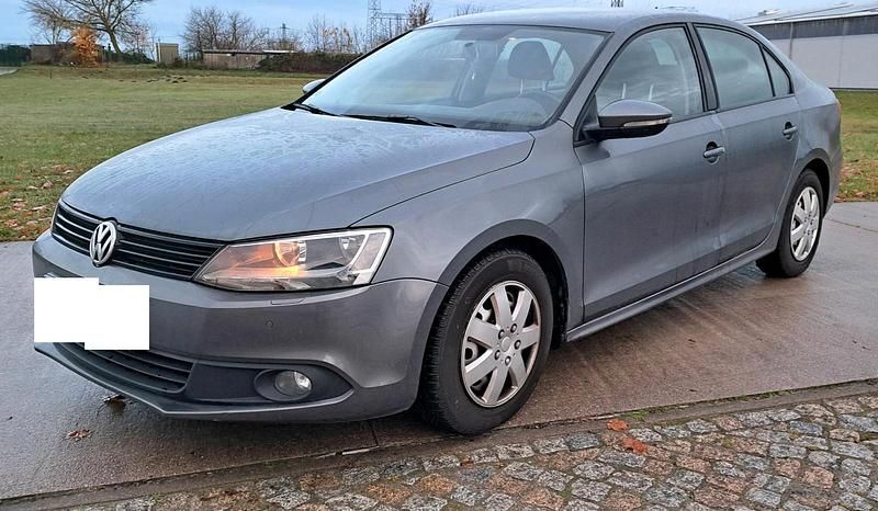 Grau Gebraucht 2011 VW Jetta Limousine | 3.600 € (Guter Preis) - Bild 1/4