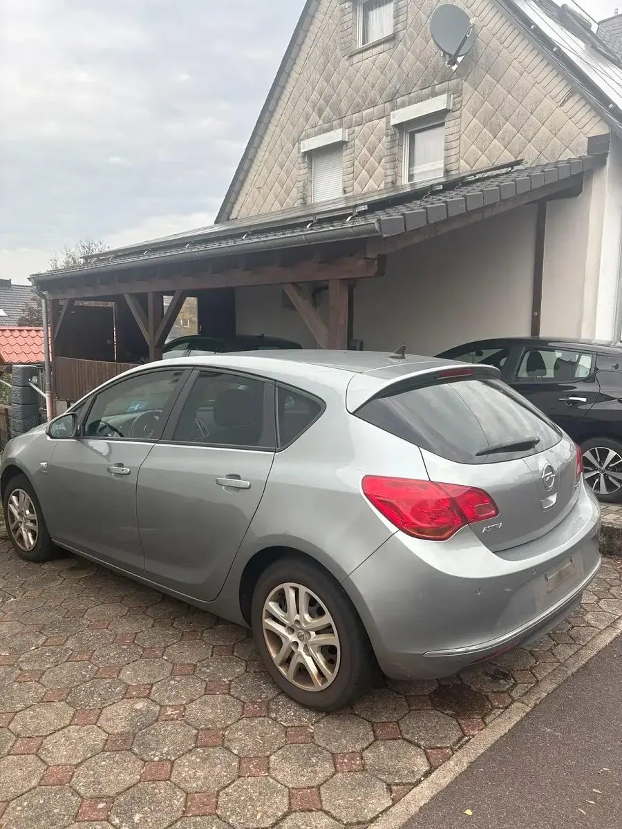 Gebraucht Opel Astra 140 PS (102 kW) 2013 Silber Limousine