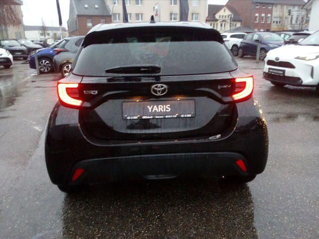 Neu Toyota Yaris Team 131 PS (96 kW) 2025 Schwarz Limousine