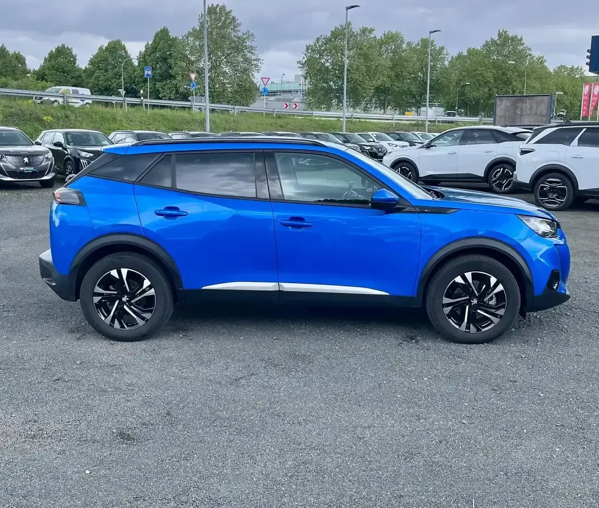 Gebraucht Peugeot e-2008 Allure 100 kW (136 PS) 2022 Blau SUV