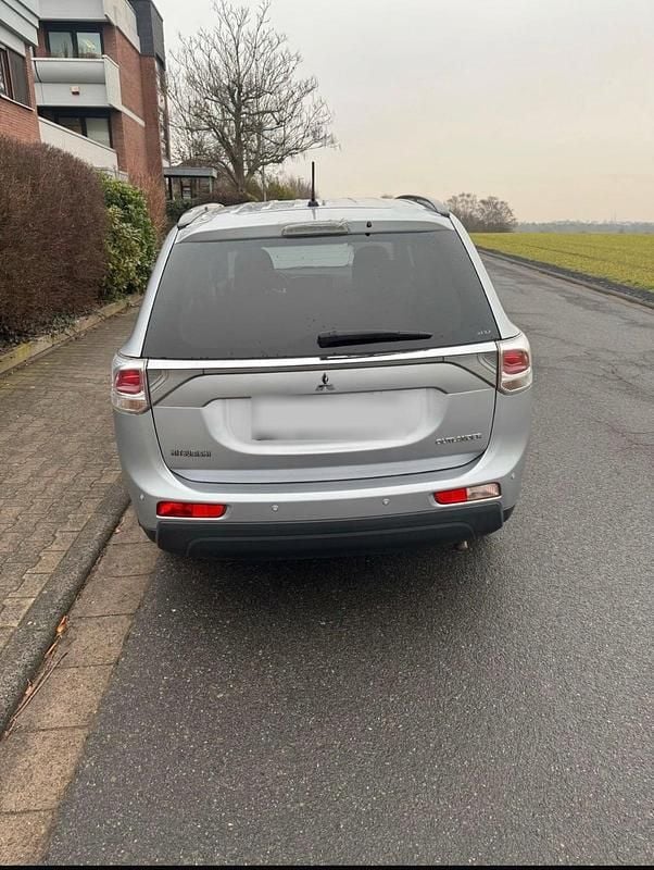 Gebraucht Mitsubishi Outlander Invite 150 PS (110 kW) 2014 Silber SUV