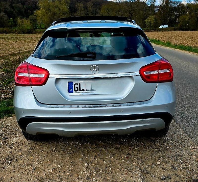 Usata Mercedes GLA200 156 CV (114 kW) 2015 Argento SUV