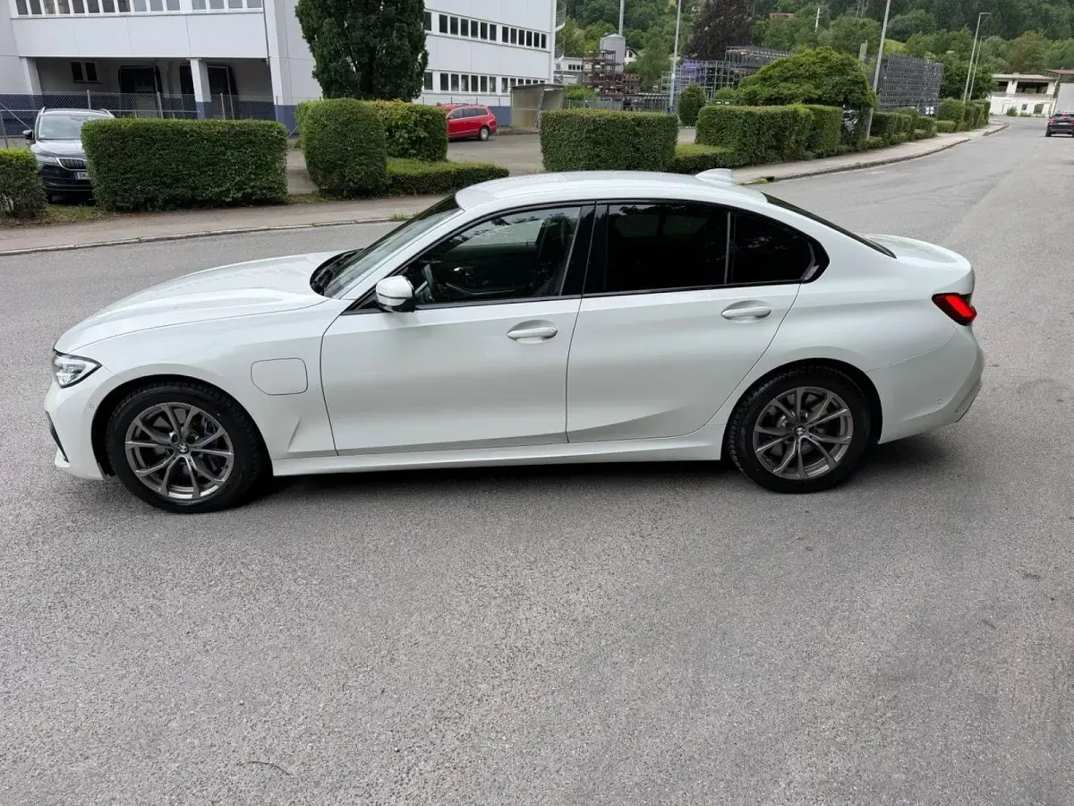 Gebraucht BMW 330e M Sport 292 PS (214 kW) 2020 Weiß Limousine