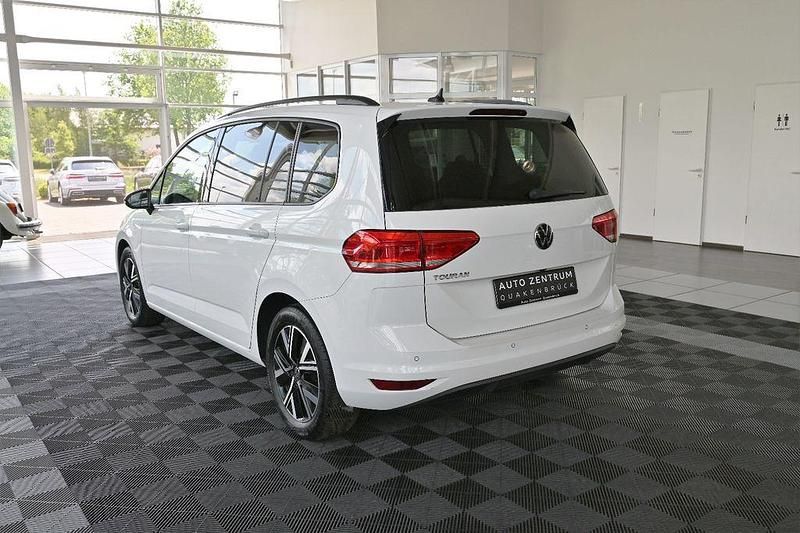 Gebraucht VW Touran Highline 150 PS (110 kW) 2021 Weiß Van / Kleinbus