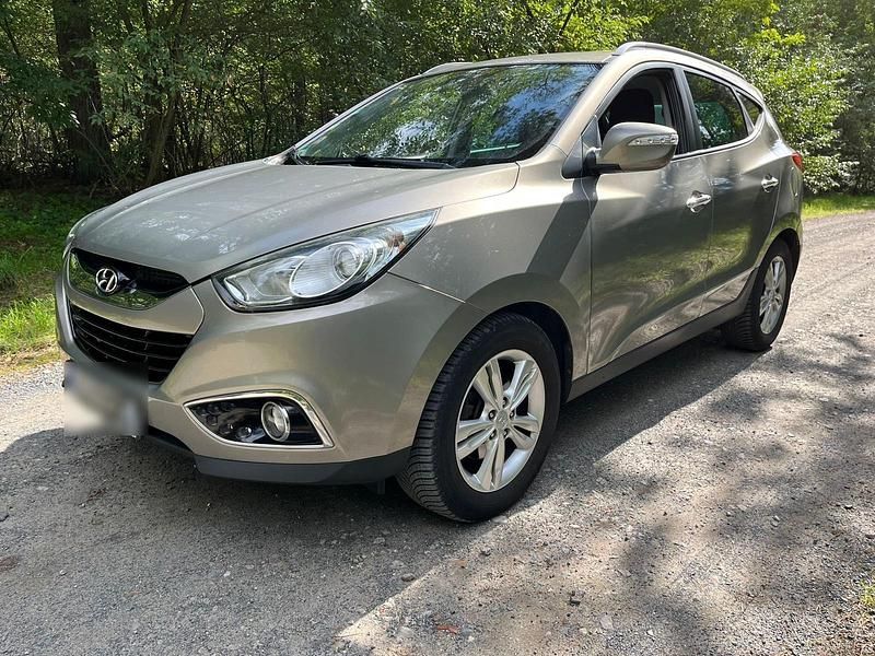 Grau Gebraucht 2010 Hyundai Tucson SUV | 6.800 € (Fairer Preis) - Bild 1/4