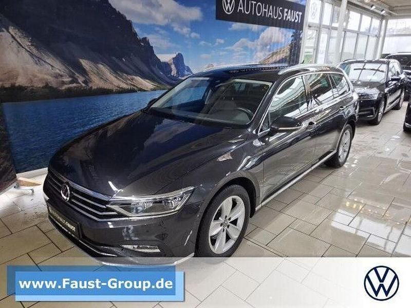 Silber Gebraucht 2022 VW Passat Elegance Kombi | 30.550 € (Fairer Preis) - Bild 1/4