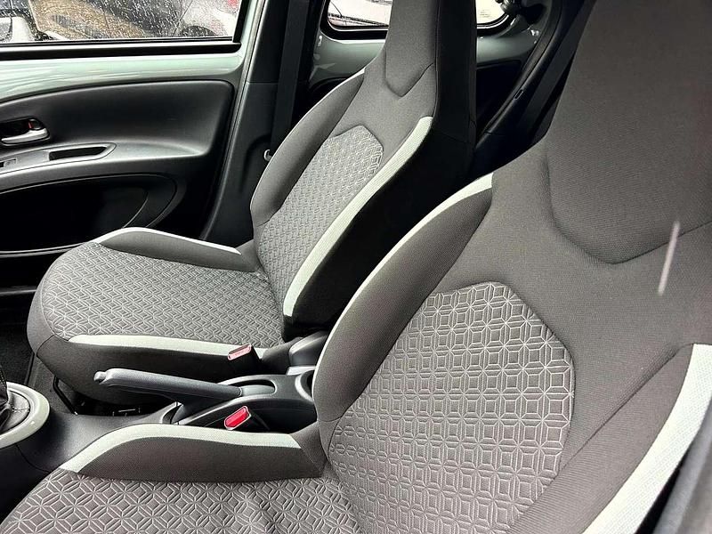 Gebraucht Toyota Aygo X Team 72 PS (52 kW) 2024 Urban khaki / night sky black SUV