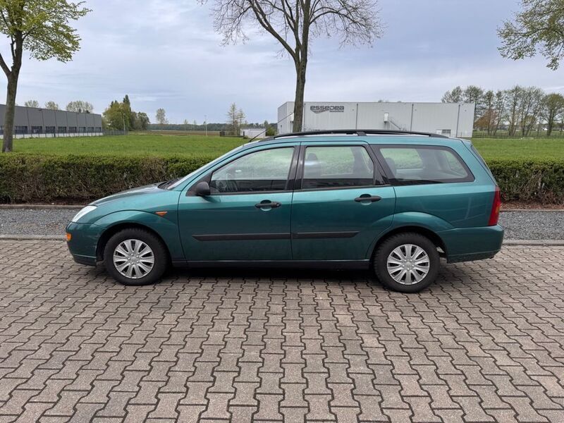 Grün Gebraucht 2000 Ford Focus Limousine | 1.600 € (Fairer Preis) - Bild 1/4