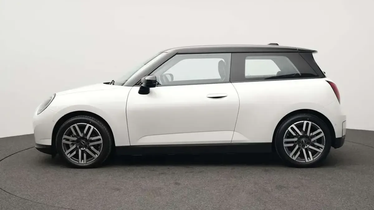 Używany Mini Cooper Classic 135 kW (184 KM) 2025 Biały Hatchback