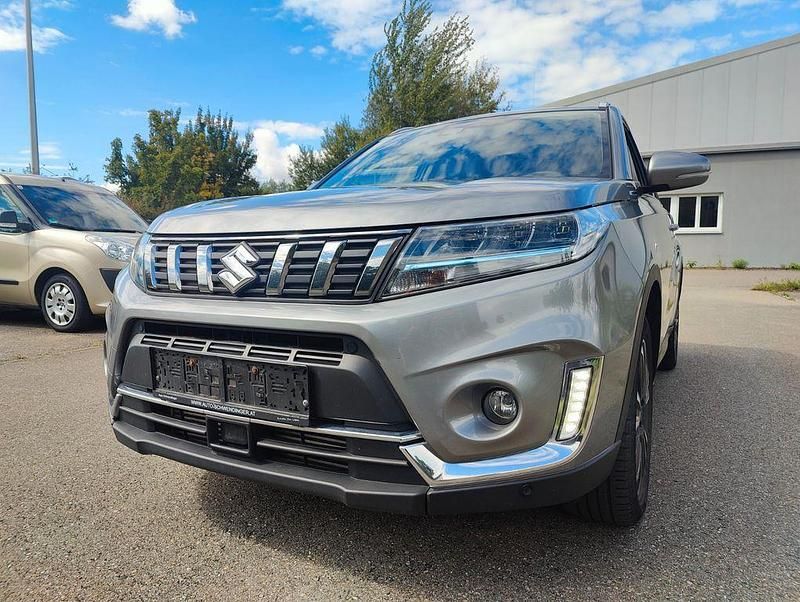Grau Gebraucht 2020 Suzuki Vitara Comfort+ SUV | 17.990 € (Fairer Preis) - Bild 1/4