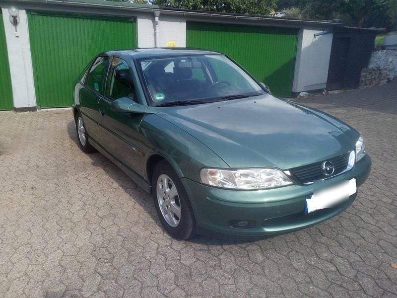 Grün Gebraucht 1999 Opel Vectra Limousine | 1.150 € (Fairer Preis) - Bild 1/4