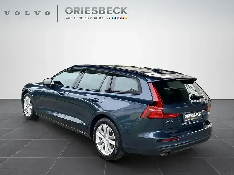 Gebraucht Volvo V60 Momentum 163 PS (119 kW) 2020 Denim blue / metallic Kombi