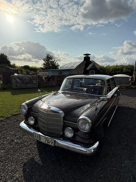 Braun Gebraucht 1963 Mercedes 190 Limousine | 18.600 € - Bild 1/4