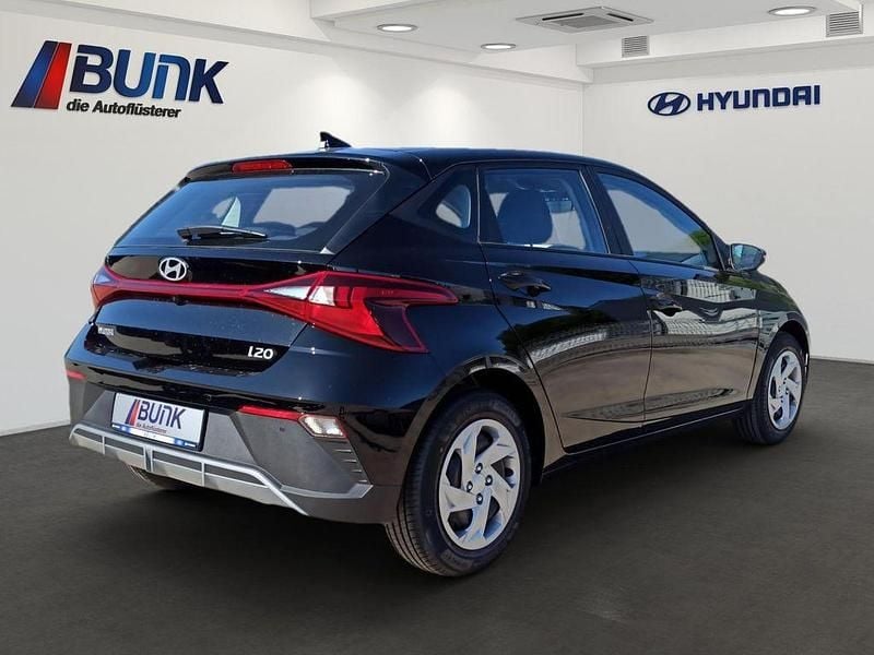 Neu Hyundai i20 Select 79 PS (58 kW) 2025 Phantom black Limousine