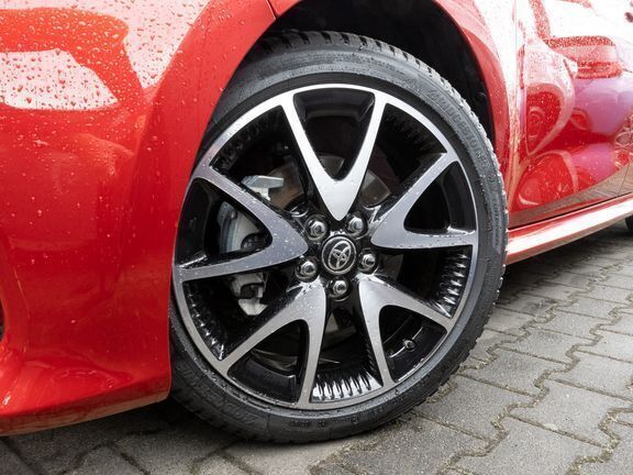 Gebraucht Toyota Yaris Hybrid Style 116 PS (85 kW) 2022 Karminarot metallic, dach schwarz Kleinwagen