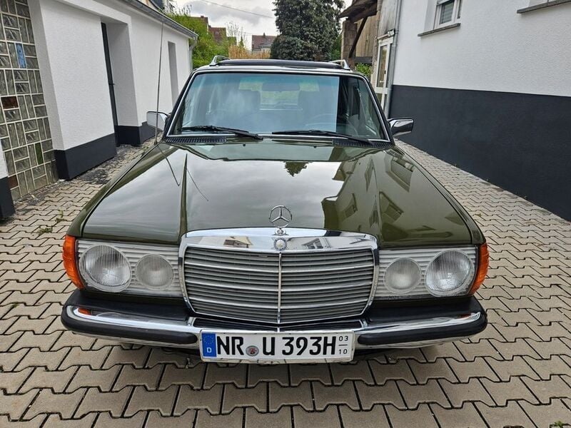 Grün Gebraucht 1982 Mercedes 240 Kombi | 17.900 € - Bild 1/4