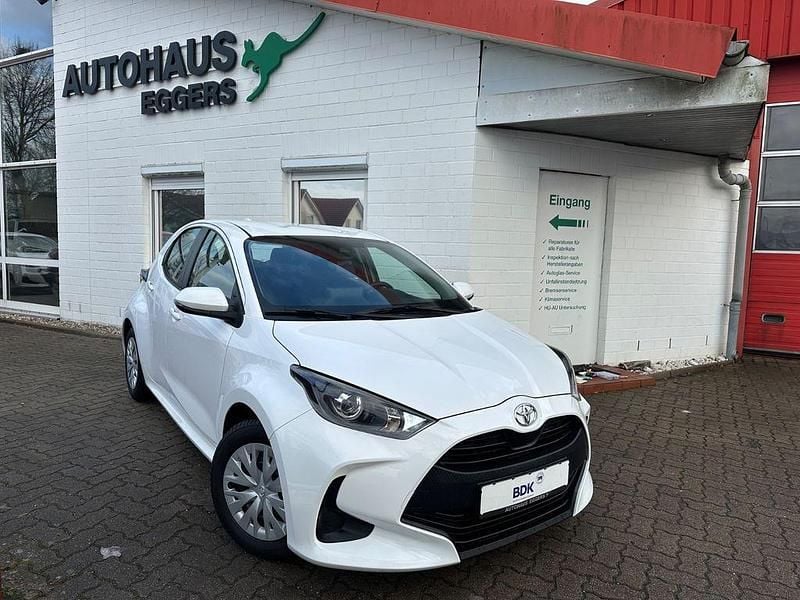 Weiß Gebraucht 2023 Toyota Yaris Comfort Limousine | 13.680 € (Guter Preis) - Bild 1/4