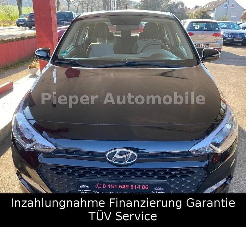 Gebraucht Hyundai i20 Classic 75 PS (55 kW) 2016 Schwarz Limousine