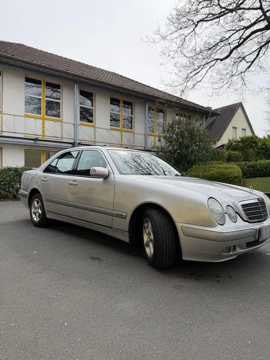 Gebraucht Mercedes E200 Classic 163 PS (119 kW) 2001 Silber Limousine