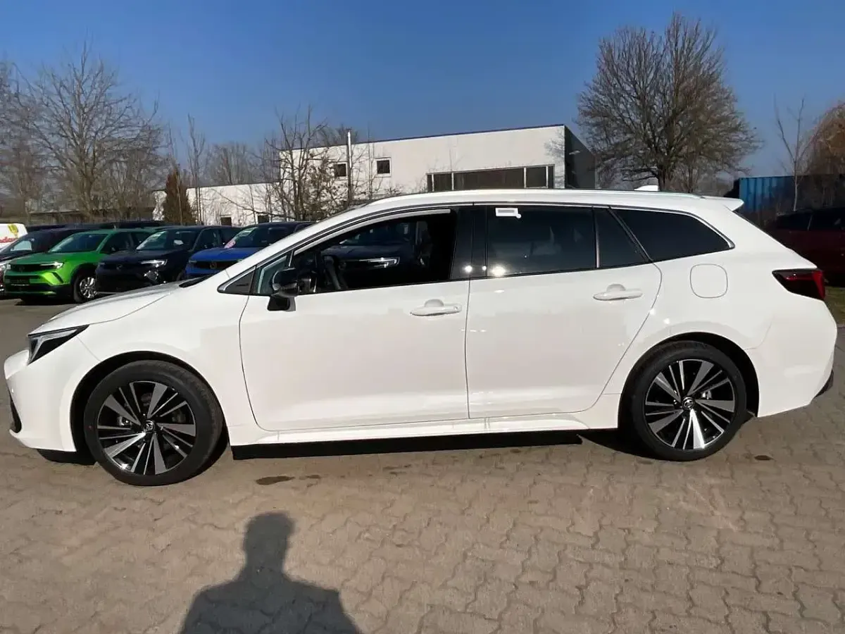 Neu Toyota Corolla 178 PS (130 kW) 2026 Weiß Kombi