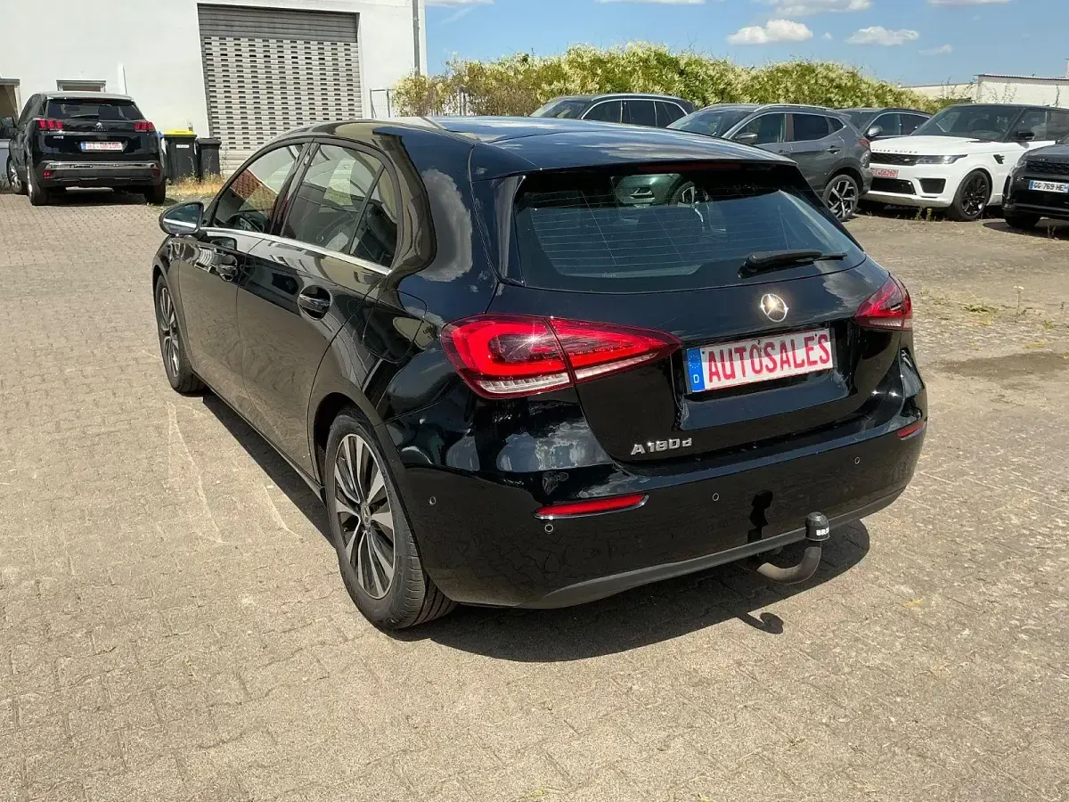 Gebraucht Mercedes A180 116 PS (85 kW) 2022 Schwarz Limousine