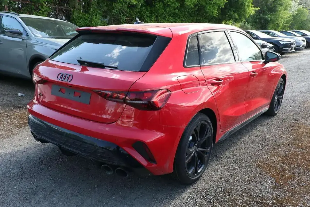 Neu Audi S3 Ambiente 333 PS (244 kW) 2025 Progressivrot metallic Limousine