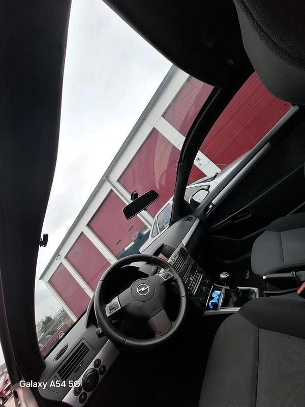 Grau Gebraucht 2006 Opel Astra GTC Coupé | 2.900 € (Fairer Preis) - Bild 1/4