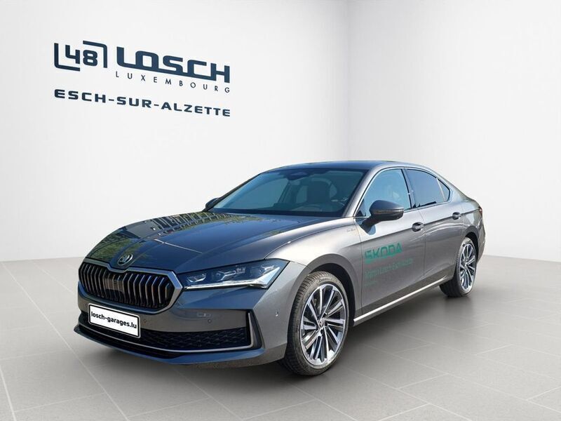 Grau Gebraucht 2025 Skoda Superb Limousine | 46.330 € (Teuer) - Bild 1/4