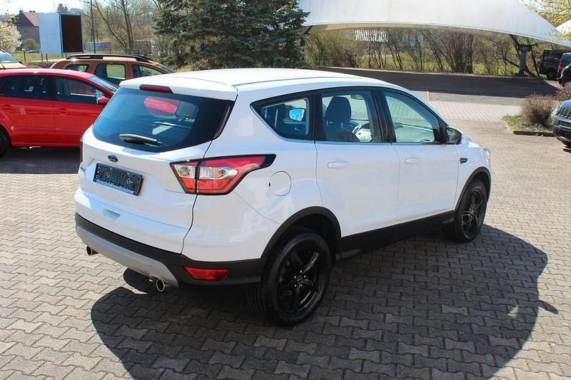Gebraucht Ford Kuga Trend 120 PS (88 kW) 2019 Weiß SUV