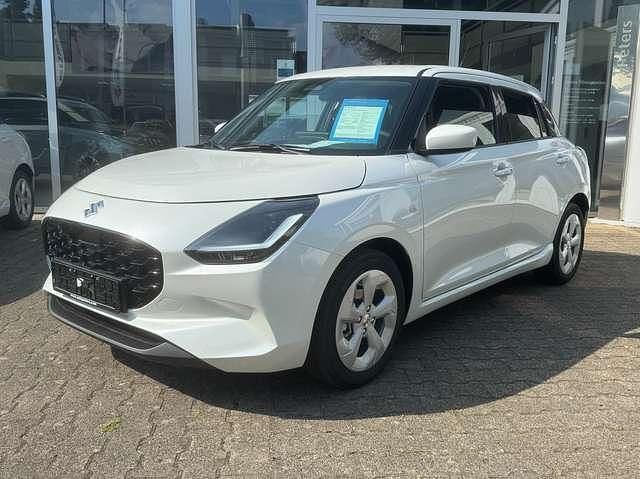 Pure white pearl metallic Neu 2025 Suzuki Swift Comfort Kleinwagen | 20.180 € - Bild 1/4