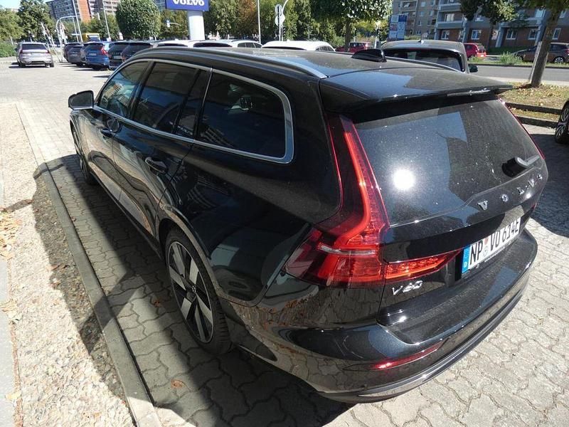 Gebraucht Volvo V60 Plus 257 PS (189 kW) 2025 Schwarz Kombi