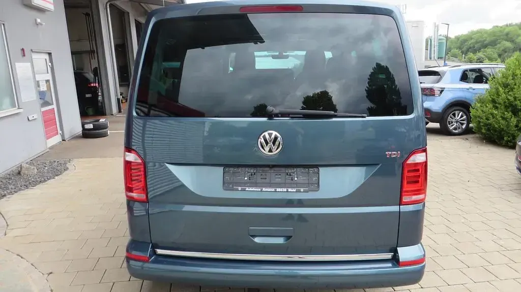 Second-hand VW Multivan 204 CP (150 kW) 2016 Verde Monovolum