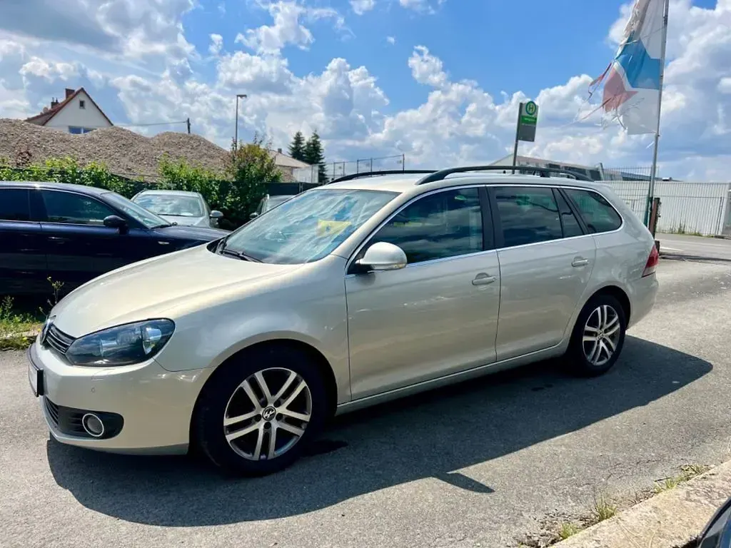 Gebraucht VW Golf VI Comfortline 105 PS (77 kW) 2011 Gold Kleinwagen