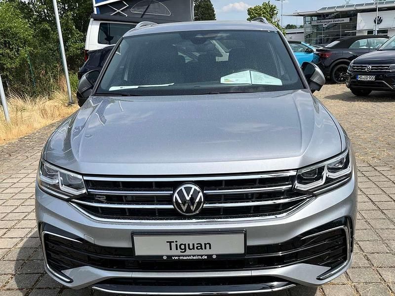 Silber Gebraucht 2023 VW Tiguan Allspace R-line SUV | 43.800 € (Fairer Preis) - Bild 1/4