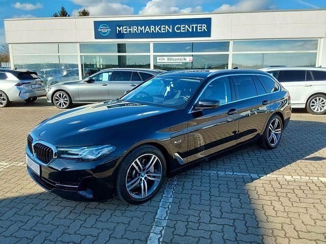 Gebraucht BMW 530e 184 PS (135 kW) 2022 Black sapphire metallic (metallic) Kombi