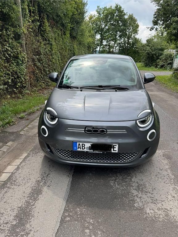 Grau Gebraucht 2022 Fiat 500e Icon Kleinwagen | 17.300 € (Superpreis) - Bild 1/4