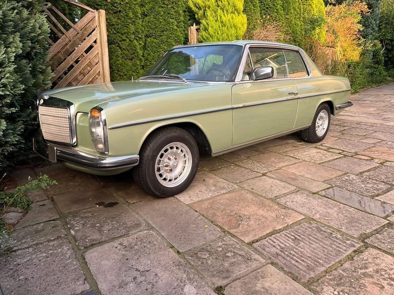 Nelkengrün Gebraucht 1974 Mercedes W114 Coupé | 19.800 € - Bild 1/4