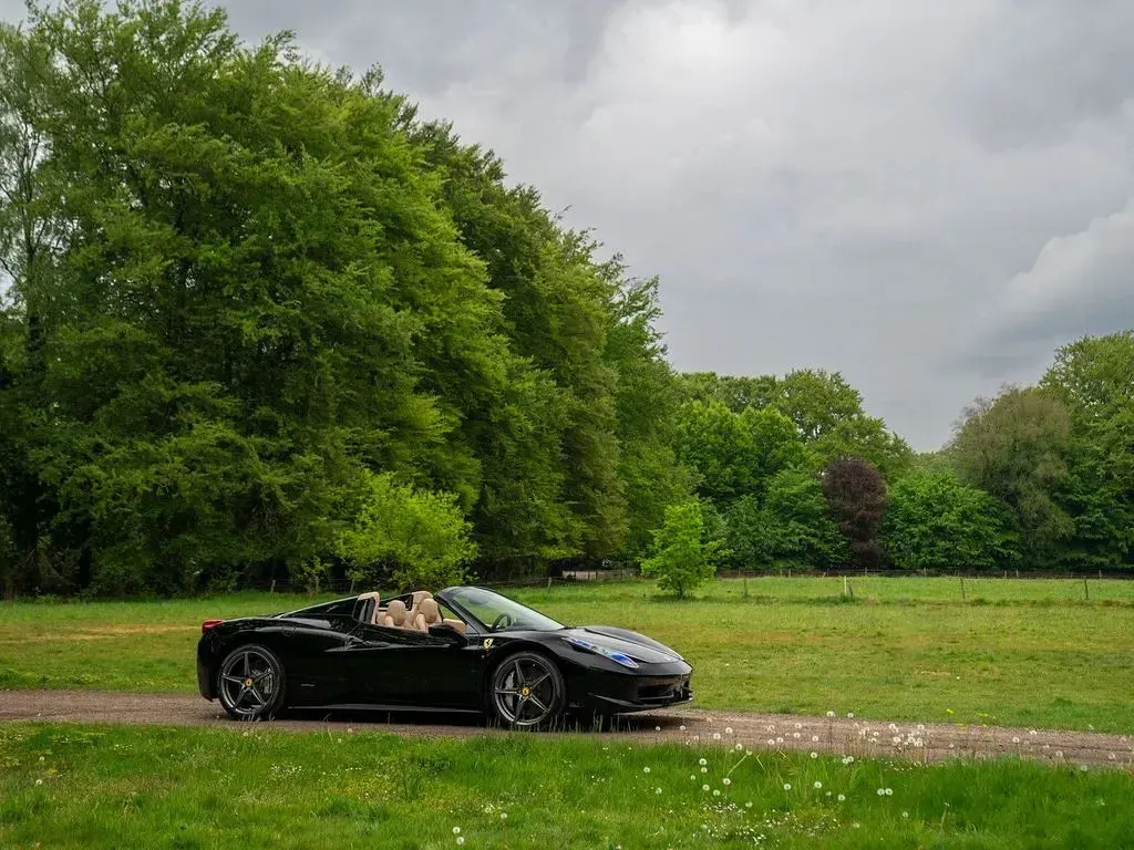 Second-hand Ferrari 458 566 CP (416 kW) 2013 Negru Cabrio