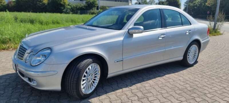 Astralsibermetallic Gebraucht 2002 Mercedes E500 Elegance Limousine | 18.490 € - Bild 1/4