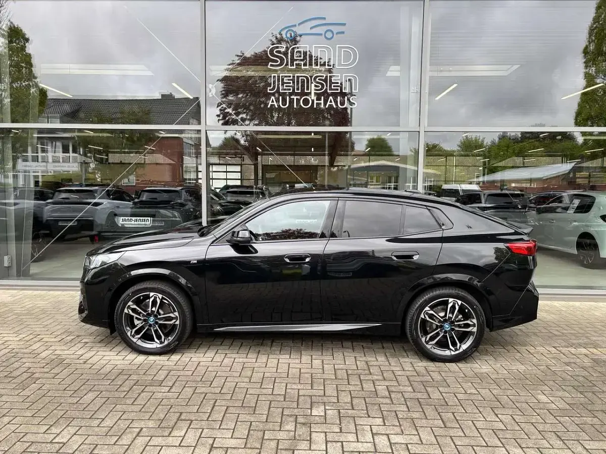 Gebraucht BMW iX2 M Sport 230 kW (313 PS) 2025 Schwarz sapphire metallic SUV