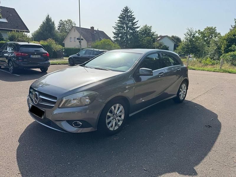 Grau Gebraucht 2012 Mercedes A180 Kleinwagen | 10.000 € (Fairer Preis) - Bild 1/4