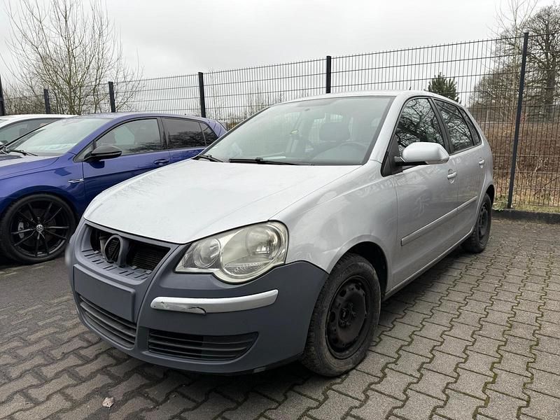 Used VW Polo 65 HP (47 kW) 2006 Silver Hatchback