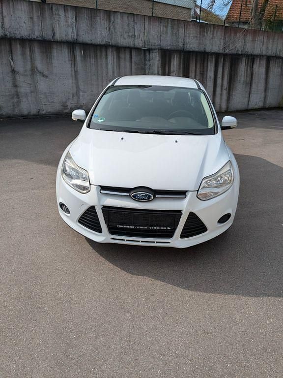Gebraucht Ford Focus Trend 101 PS (74 kW) 2012 Weiß Limousine