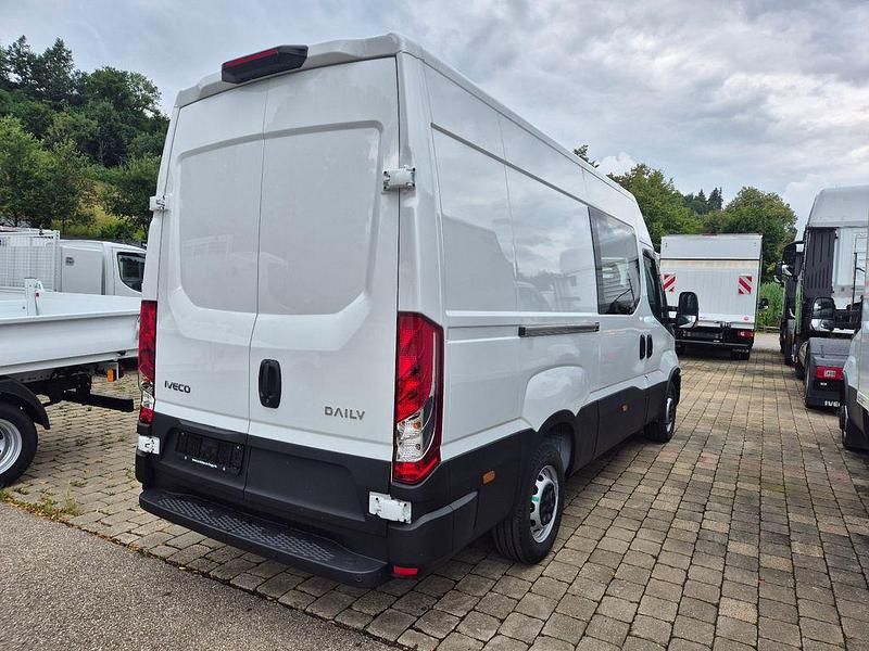 Neu Iveco Daily 136 PS (100 kW) 2025 Weiß Limousine