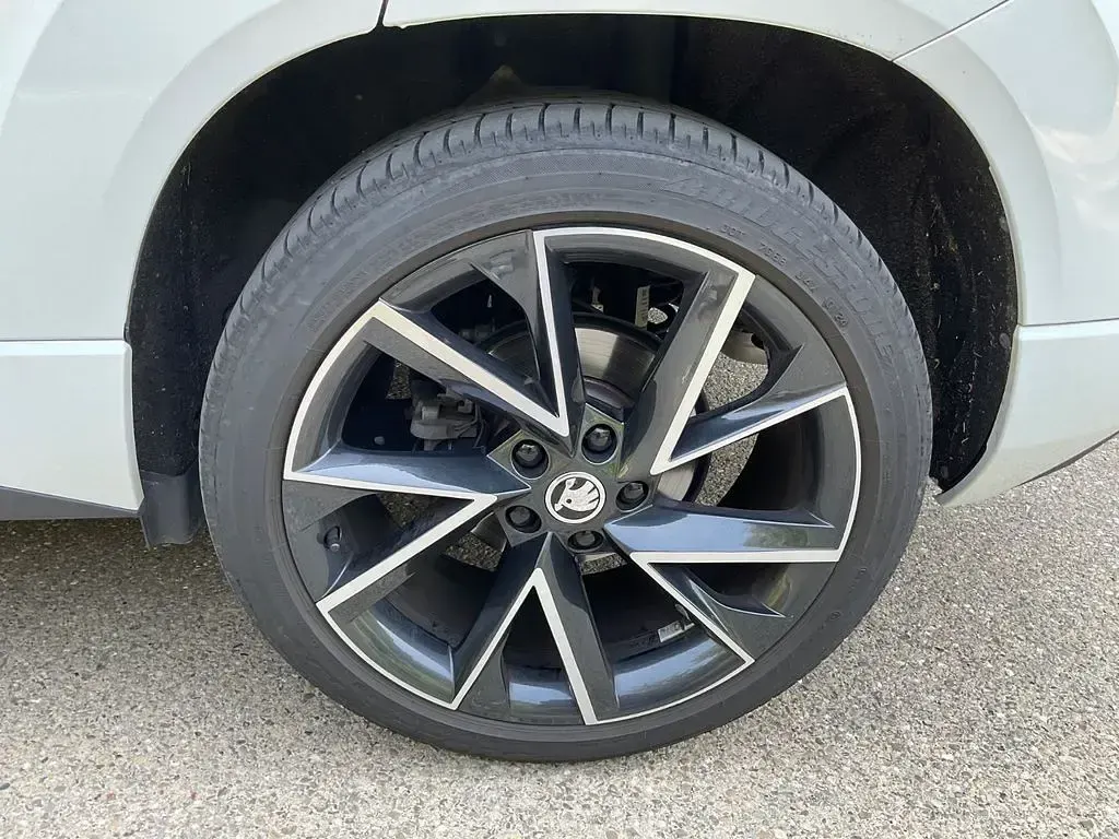 Gebraucht Skoda Karoq SportLine 190 PS (139 kW) 2024 Weiß SUV