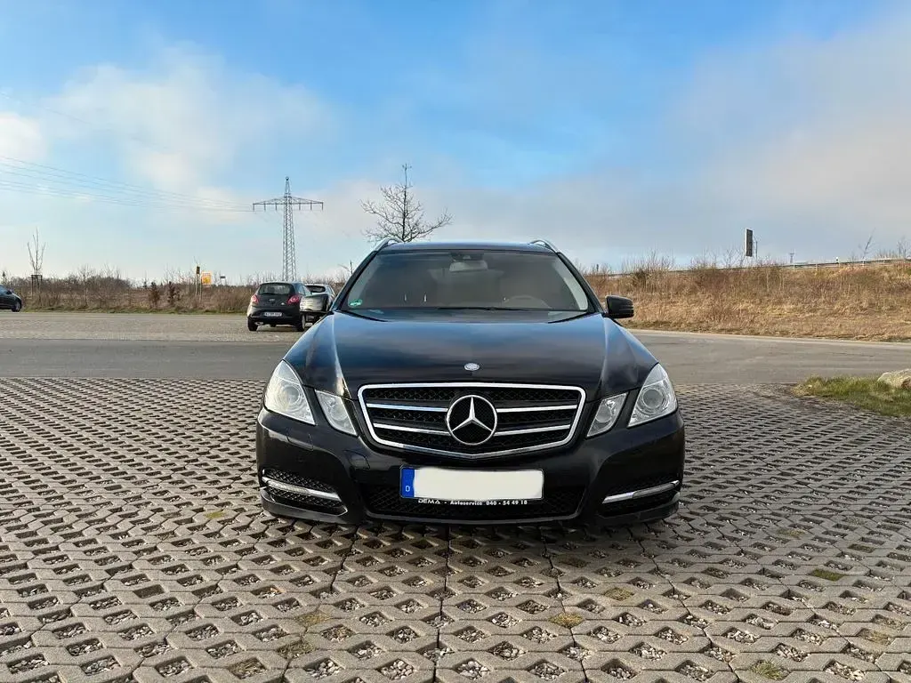 Gebraucht Mercedes E300 Avantgarde 204 PS (150 kW) 2010 Schwarz Limousine