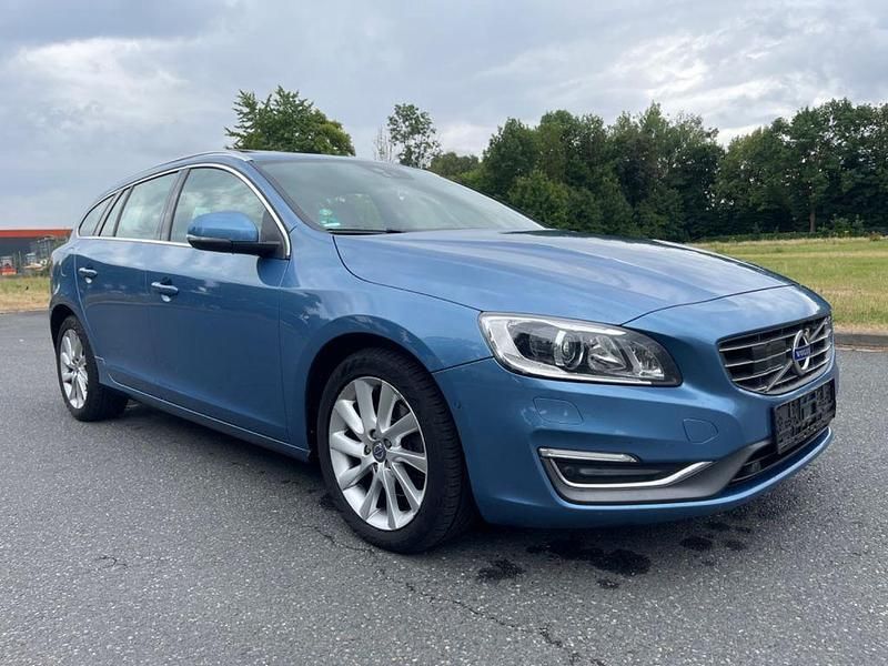 Gebraucht Volvo V60 Summum 181 PS (133 kW) 2014 Blau Kombi