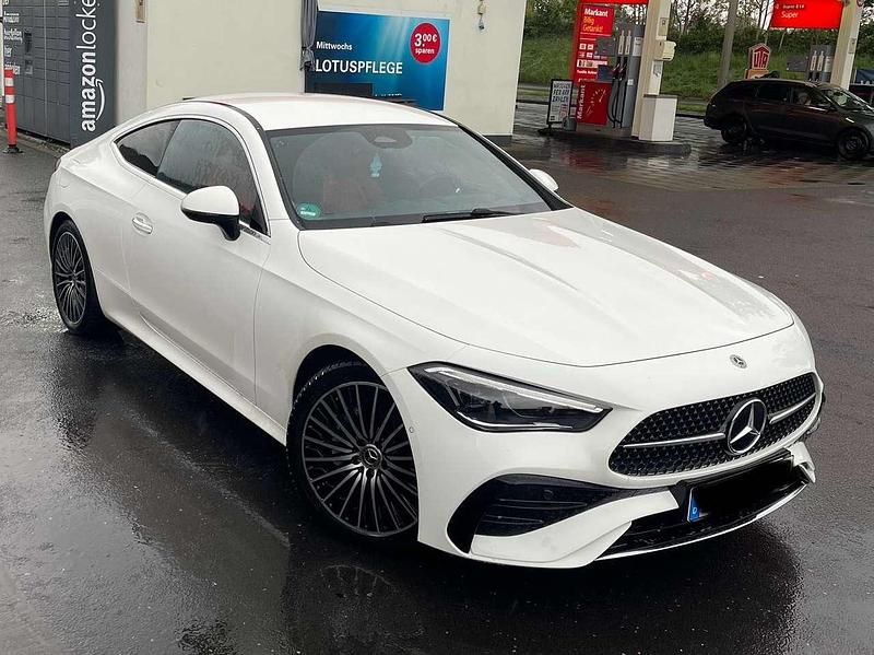 Weiß Gebraucht 2025 Mercedes 180 AMG line Limousine | 49.000 € - Bild 1/4